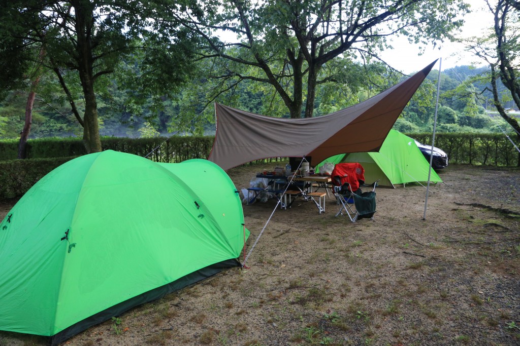 福岡ローマンキャンプ場でテント・タープ設営後
