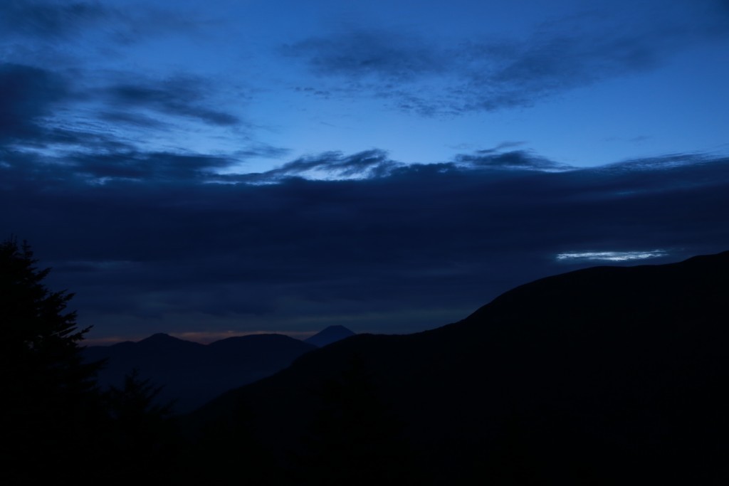 夜明け前で見える山は？