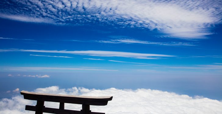 富士山頂上の鳥居と雲海