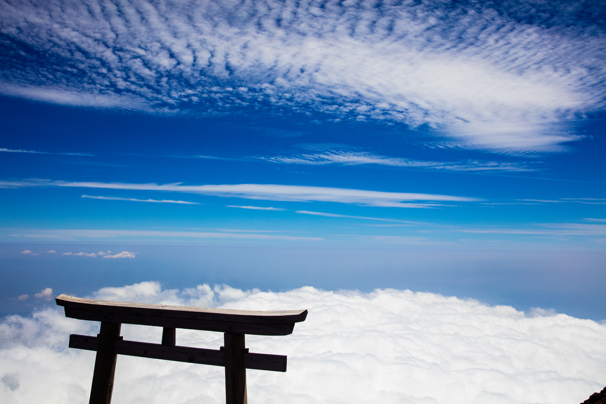 富士山頂上の鳥居と雲海