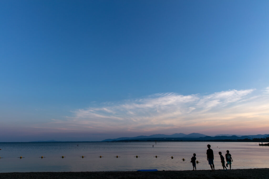 知内浜オートキャンプ場　琵琶湖の夕日