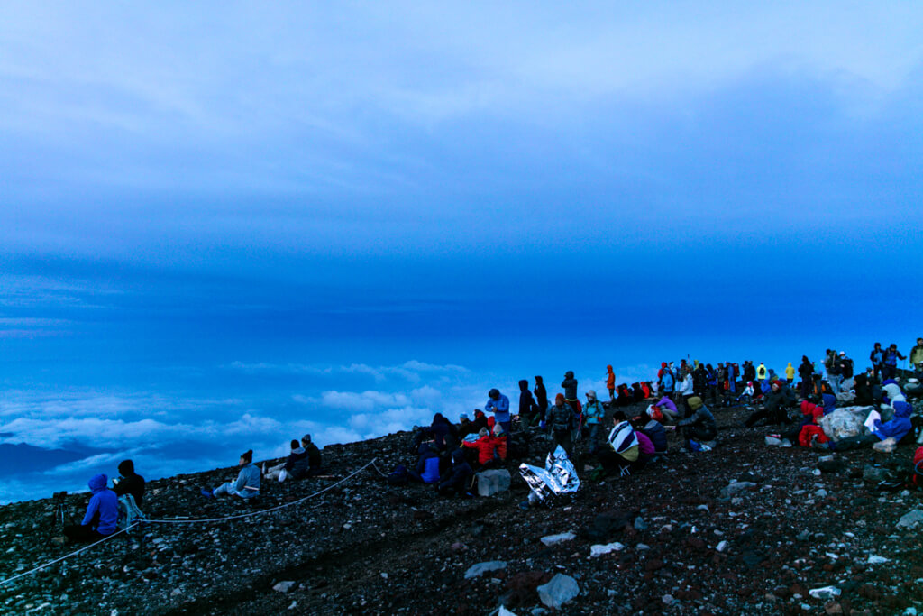 富士山頂　御来光を待つ人々