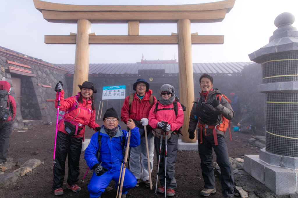 富士山富士宮口　頂上の鳥居で記念撮影