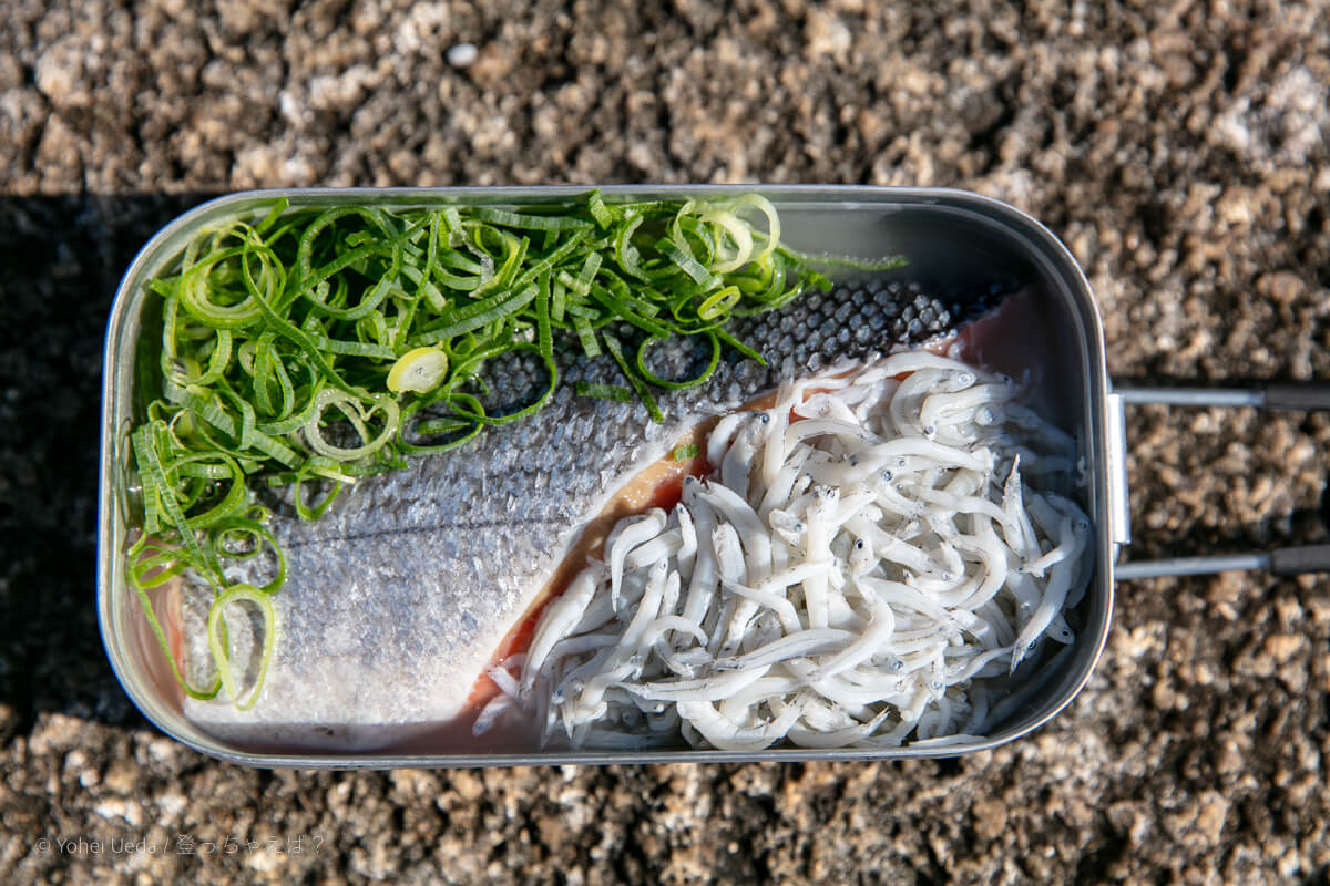 メスティン料理 鮭としらすの炊き込みご飯（調理前）
