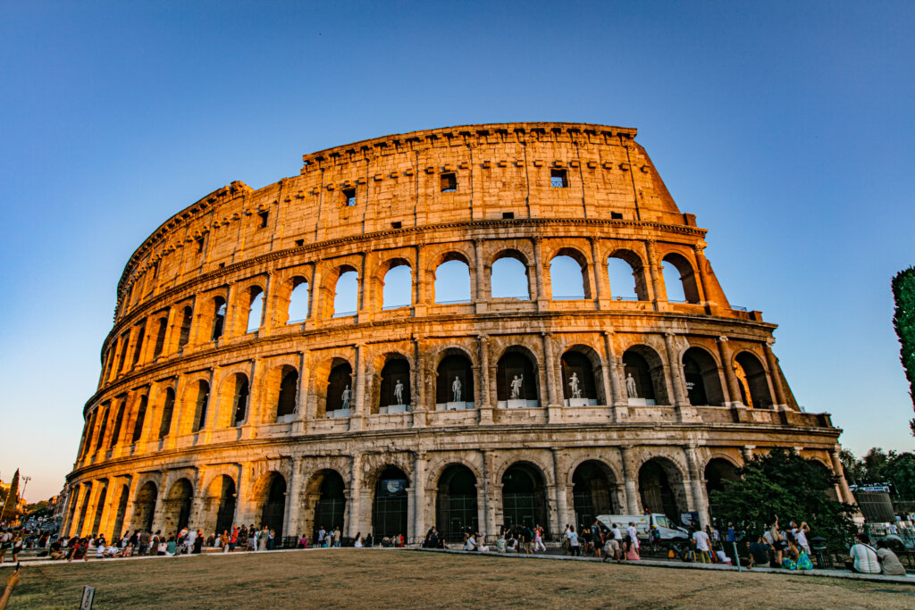 夕日に映えるローマ　コロッセオ