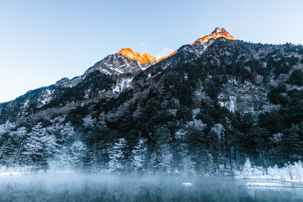 上高地スノーハイク　明神岳のモルゲンロート